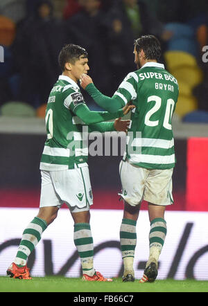 Lissabon. 10. Januar 2016. Der sportliche Fredy Montero (L) und seinem Teamkollegen Bryan Ruiz feiern ein Ziel während der portugiesischen Liga Fußballspiel gegen Braga am Jose Alvalade-Stadion in Lissabon am 10. Januar 2016. Sporting gewann 3-2. © Zhang Liyun/Xinhua/Alamy Live-Nachrichten Stockfoto