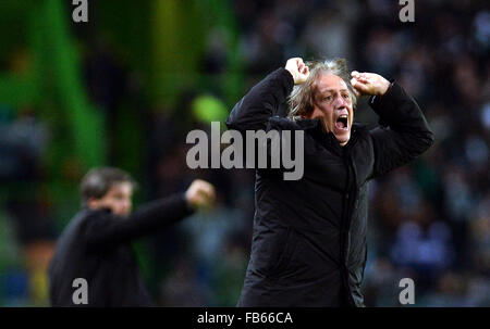 Lissabon. 10. Januar 2016. Sporting Trainer Jorge Jesus feiert seinen Sieg, nachdem die portugiesischen Fußballspiel gegen Braga am Jose Alvalade-Stadion in Lissabon am 10. Januar 2016 Liga. Sporting gewann 3-2. © Zhang Liyun/Xinhua/Alamy Live-Nachrichten Stockfoto