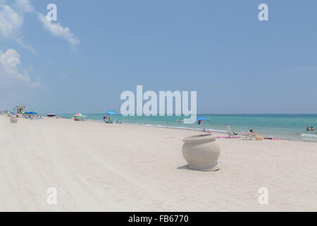 Menschen entspannen am Strand. Stockfoto