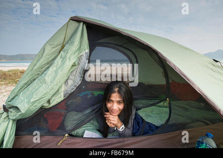 Camping auf leeren Tai Long Wan (Big Wave Bay) Strand, Sai Kung, Hong Kong Stockfoto