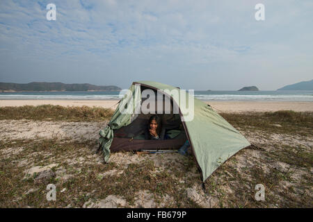 Camping auf leeren Tai Long Wan (Big Wave Bay) Strand, Sai Kung, Hong Kong Stockfoto