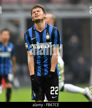 Mailand, Italien. 10. Januar 2016. Adem Ljajic von Inter Mailand reagiert während der italienischen Serie A-Fußballspiel gegen Sassuolo in Mailand, Italien, 10. Januar 2016. Inter Mailand verliert 0: 1. © Alberto Lingria/Xinhua/Alamy Live-Nachrichten Stockfoto