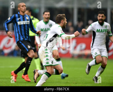 Mailand, Italien. 10. Januar 2016. Domenico Berardi von Sassuolo feiert scoring während der italienischen Serie A-Fußballspiel gegen Inter Mailand in Mailand, Italien, 10. Januar 2016. Inter Mailand verliert 0: 1. © Alberto Lingria/Xinhua/Alamy Live-Nachrichten Stockfoto