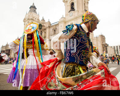 Lima, Peru. 10. Januar 2016. Rituelle Anden Tänzer an der Prozession der religiösen Bilder von Cuzco, in den wichtigsten Platz von Lima, Peru Credit: Carlos García Granthon/Alamy Live News Stockfoto