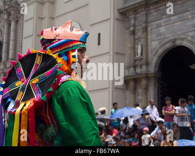 Lima, Peru. 10. Januar 2016. ein Anden-Tänzer warten Prozession von religiösen Bildern von Cuzco, in den wichtigsten Platz von Lima, Peru-Credit: Carlos García Granthon/Alamy Live News Stockfoto