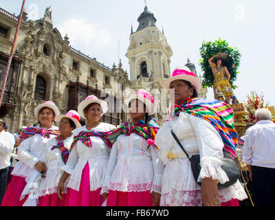 Lima, Peru. 10. Januar 2016. Prozession der religiösen Bilder von Cuzco, in den wichtigsten Platz von Lima, Peru-Credit: Carlos García Granthon/Alamy Live News Stockfoto