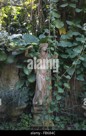 Skulptur im Garten moosbedeckten Stockfoto