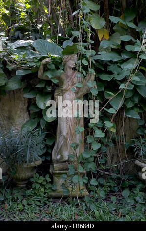 Skulptur im Garten moosbedeckten Stockfoto