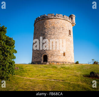 Runde Naturstein Form, klein, Schloss am Grundstück Landschaft in Varadero, Kuba. Stockfoto