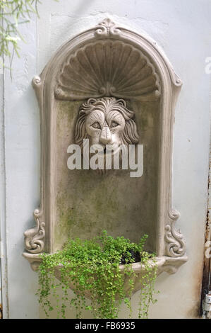 Skulptur im Garten moosbedeckten Stockfoto