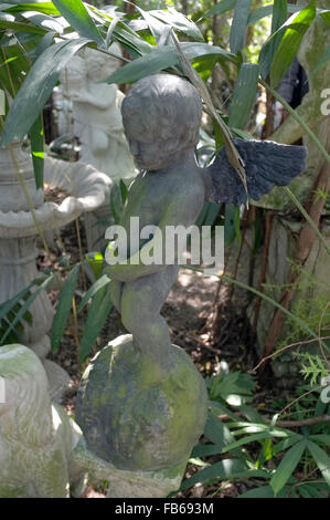 Skulptur im Garten moosbedeckten Stockfoto