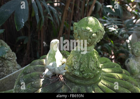 Skulptur im Garten moosbedeckten Stockfoto