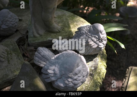 Skulptur im Garten moosbedeckten Stockfoto