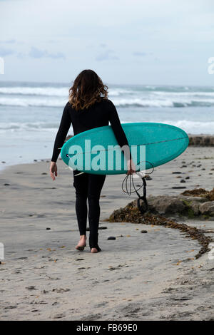 Surfer, die immer bereit, den Wellenritt Swamis Beach in Encinitas, Kalifornien Stockfoto