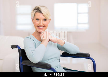ziemlich behinderten mittlere gealterte Frau im Rollstuhl sitzen Stockfoto