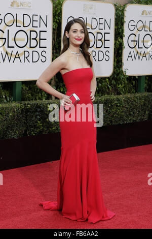 Beverly Hills, Kalifornien, USA. 10. Januar 2016. Schauspielerin EMMY ROSSUM kommt auf dem roten Teppich tragen eine scarlet rote Giorgio Armani Privé trägerlose Kleid bei der 73. Golden Globe Awardsheld im Beverly Hilton Hotel. Bildnachweis: Armando Arorizo/Prensa Internacional/ZUMA Draht/Alamy Live News Stockfoto