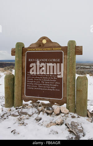 RIO GRANDE GORGE STATE PARK mit spektakulären Ausblicken und einige der besten öffentlichen Angeln in New Mexiko, läuft dieser Park an den Ufern des Rio Grande.  Von der Colorado-Grenze durch den Park.  "Große Fluss" bietet aufregende Wildwasser Boot durch eine tiefe Schlucht.  Es gibt vier große camping / Picknick Gebiete entlang des Flusses. Stockfoto