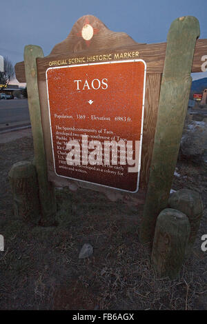 TAOS Bevölkerung 3369 – Höhe 6983 ft.   Die spanischen Gemeinschaft von Taos entwickelt zwei Meilen südwestlich von Taos Pueblo. Später diente als eine Basis für die "Mountain Men" und war die Heimat von Kit Carson, der hier begraben liegt. Gouverneur Charles Bent starb hier in der Anti-amerikanischen Aufstand von 1847. In den frühen 1900 entwickelte Taos als Kolonie für Künstler und Schriftsteller. Stockfoto