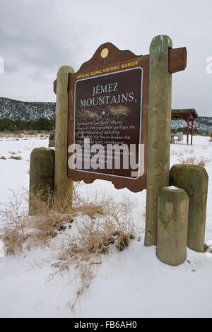 JEMEZ Bergen bildete von katastrophalen Vulkanausbrüche einige vor Millionen von Jahren, Jemez Mountains sind Teil der westlichsten New Mexico Rocky Mountains, die den Zustand von Kolorado nahe Chama eingeben.  Chico Peak (11.561 Fuß), direkt am westlichen Horizont, ist die höchste in den Jemez Bergen. Höhe hier 5.800 Füße. Stockfoto