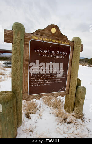 SANGRE DE CRISTO ("Blut Christi") von links nach rechts entlang der östlichen Horizont, zwei der höchsten Gebirgszüge in New Mexico sind sichtbar, die Truchas Bereich und den Santa Fe-Bereich.  Beide sind Teil der Sangre De Cristo Mountains der südlichen Rocky Mountains, wo Gletscher Alpengipfel Aufstieg auf Höhen von mehr als 13.000 Fuß geschnitzt. Stockfoto