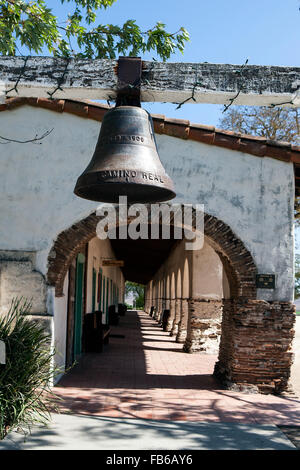 El Camino Real Glocke außerhalb der Mission San Juan Bautista, San Juan Bautista, California, Vereinigte Staaten von Amerika Stockfoto