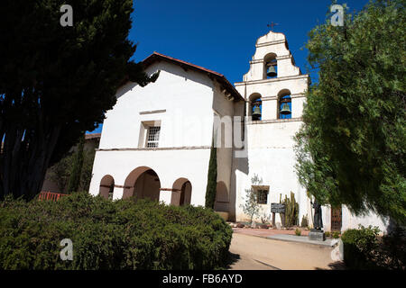 Drei-Glocke Campanario Glocke Wand an Mission San Juan Bautista, San Juan Bautista, California, Vereinigte Staaten von Amerika Stockfoto