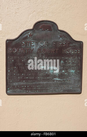 Website der ersten COUNTY COURT HOUSE San Luis Obispo wurde 18. Februar 1850, als eine der ursprünglichen Grafschaften von Kalifornien gegründet. Die erste Kreisverwaltung wurde in Mission San Luis Obispo de Tolosa untergebracht. Im Jahre 1854 wurden Kreisämter das Casa Grande Gebäude am Court Street übertragen. Anfang 1873 auf dieser Seite erste Amtsgericht errichtet Haus wo Kreisverwaltung da funktioniert hat.  Markierung von Kalifornien Hundertjahrfeiern Kommission in Zusammenarbeit mit San Luis Obispo County Centennial Ausschuss gewidmet 18. Februar 1950 gelegt Stockfoto