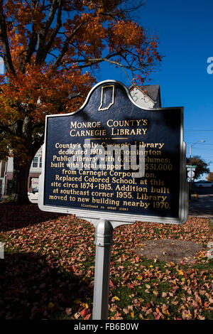 MONROE COUNTY'S CARNEGIE Bibliothek County nur Carnegie Bibliothek gewidmet 1918 als Bloomington Public Library mit 6, 439 Bände; mit lokalem Support und $31 000 Carnegie Corporation gebaut. Farbige Schule an diesem Standort um 1874-1915 ersetzt. Ergänzung am südöstlichen Ecke 1955 gebaut. Bibliothek zog in neue Gebäude in der Nähe von 1970.  (Fortsetzung auf der anderen Seite) Stockfoto