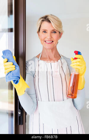 Porträt der mittlere gealterte Frau Hausarbeit zu Hause Stockfoto