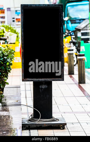 Schild auf dem Gehweg neben der Straße. Stockfoto