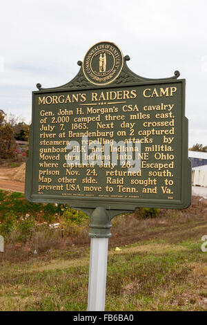 Morgans RAIDERS CAMP General John H. Morgans CSA Kavallerie von 2.000 zelteten drei Meilen östlich, 7. Juli 1863. Nächsten Tag überquerten Fluss in Brandenburg auf 2 erbeuteten Dampfer, Abwehr von Angriffen durch Kanonenboot Elk und Indiana Miliz. NE Ohio durch Indiana bezogen wo 26 Juli gefangen. 24. Nov., entkam Gefängnis Süden zurückgekehrt. Anderen Seite zuordnen. RAID, Tennessee und Virginia USA verschieben zu verhindern gesucht  Kentucky historische Gesellschaft, Kentucky Department of Highways, 1964 Stockfoto