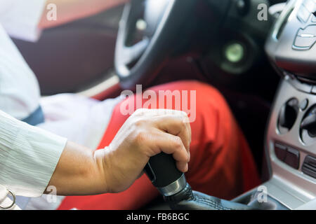 Frau Hand Drehzahlschalter im Fahrzeug während der Fahrt Stockfoto