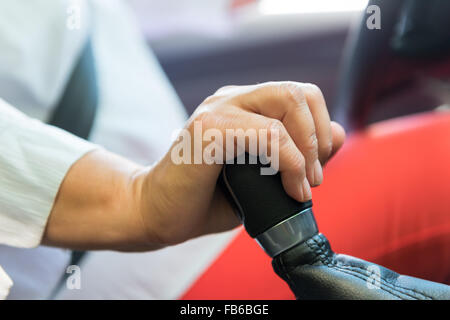 weibliche Hand hautnah auf einem Schaltknauf Stockfoto