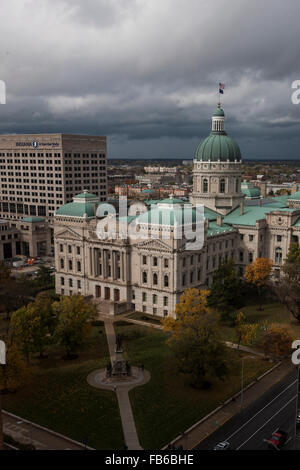 Luftaufnahme der Indiana State Capitol mit bewölktem Himmel, Indianapolis, Indiana, Vereinigte Staaten von Amerika Stockfoto