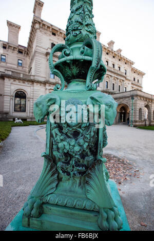 Detailansicht einer Außenleuchte Post, The Breakers, Newport, Rhode Island, Vereinigte Staaten von Amerika Stockfoto