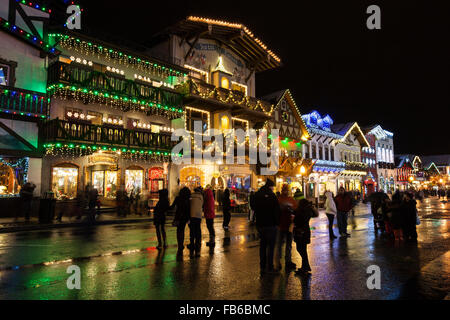 Bayerischen Geschäfte dekoriert für Weihnachten während der Christmas Lights Festival, Leavenworth, Washington, Vereinigte Staaten von Amerika Stockfoto