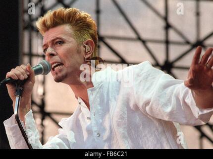 Datei - ein Archiv-Bild vom 7. Juni 1997 die britische Rock-Sänger David Bowie zeigt Auftritt beim Festival "Go Bang" auf dem Flughafen Blankensee in Lübeck, Deutschland. Am 8. Januar 2012 wird Bowie 65. Foto: Markus Beck Stockfoto