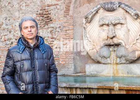 Reifer Mann in der Nähe von Lachsfamilie römischer Brunnen der Maske in Rom, Italien Stockfoto