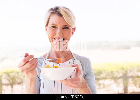 glücklich mittlere gealterte Frau Salat zu Hause essen