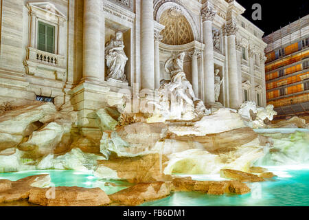 Nachtansicht des Wassers, Statuen und künstlichen Felsen in die Architektur des römischen Brunnen Stockfoto