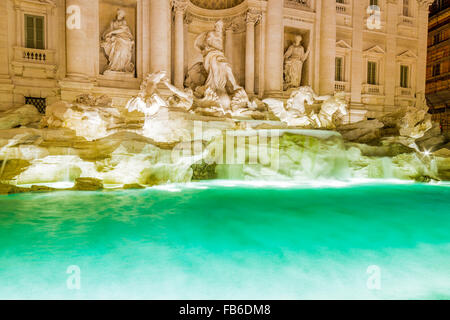 Nachtansicht des Wassers, Statuen und künstlichen Felsen in die Architektur des römischen Brunnen Stockfoto