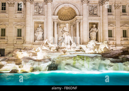 Nachtansicht des Wassers, Statuen und künstlichen Felsen in die Architektur des römischen Brunnen Stockfoto