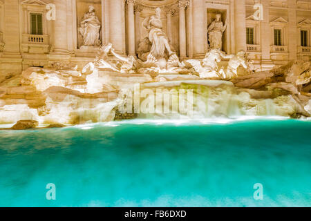 Nachtansicht des Wassers, Statuen und künstlichen Felsen in die Architektur des römischen Brunnen Stockfoto