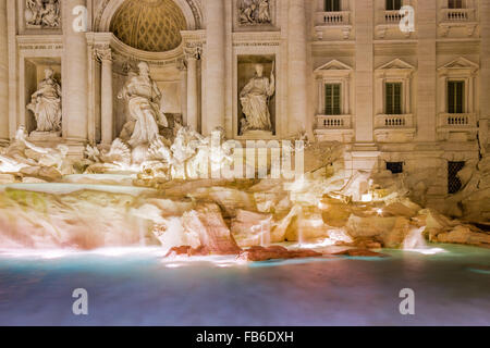 Nachtansicht des Wassers, Statuen und künstlichen Felsen in die Architektur des römischen Brunnen Stockfoto