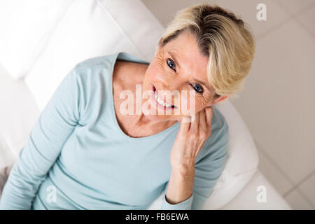 Draufsicht der mittlere gealterte Frau schaut in die Kamera Stockfoto