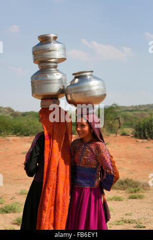 Dhebaria Rabari, Frau mit Wasser Töpfe, Distrikt Kutch, Gujarat, Indien Stockfoto