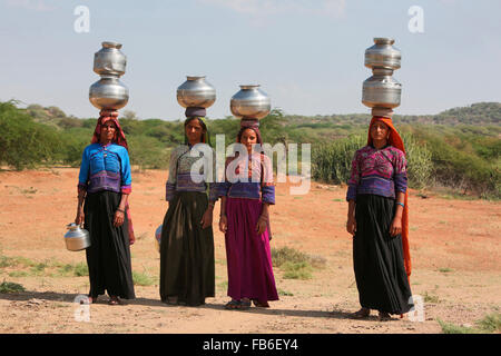 Dhebaria Rabari Wasser Frau, die Töpfe, Distrikt Kutch, Gujarat, Indien Stockfoto