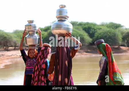 Dhebaria Rabari Wasser Frau, die Töpfe, Distrikt Kutch, Gujarat, Indien Stockfoto