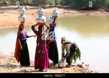 Dhebaria Rabari Wasser Frau, die Töpfe, Distrikt Kutch, Gujarat, Indien Stockfoto