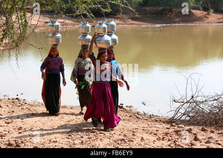 Dhebaria Rabari Wasser Frau, die Töpfe, Distrikt Kutch, Gujarat, Indien Stockfoto